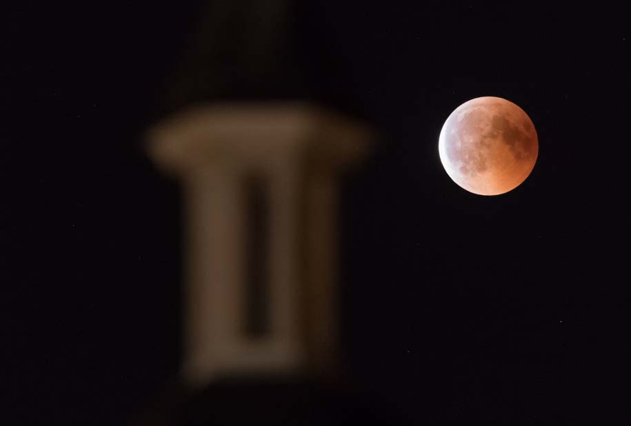 FRANCE-SCIENCE-ASTRONOMY-ECLIPSE-MOON