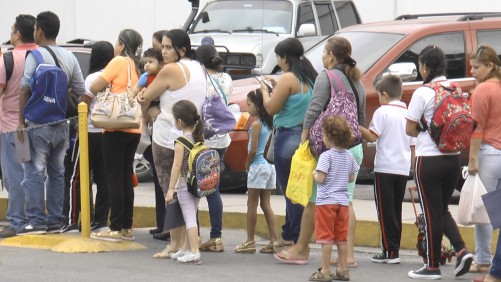 1 padresvenezolanos  cruzando para inscribir hijos en colombia0