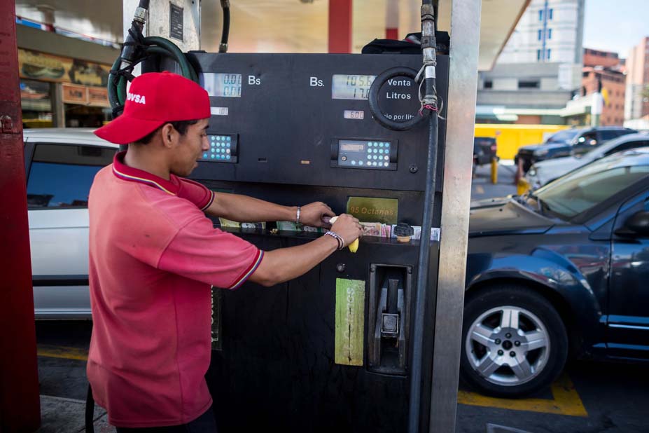 Venezolanos hacen largas colas por gasolina ante rumores de crisis en sector