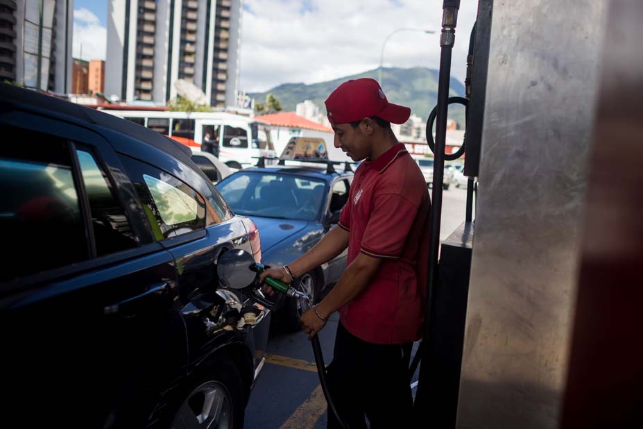 Venezolanos hacen largas colas por gasolina ante rumores de crisis en sector