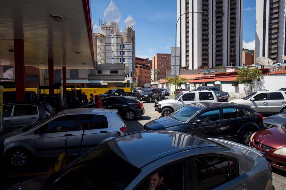 Venezolanos hacen largas colas por gasolina ante rumores de crisis en sector