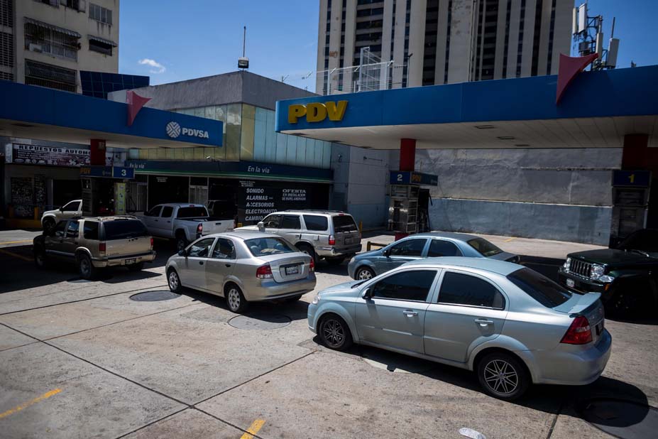 Venezolanos hacen largas colas por gasolina ante rumores de crisis en sector
