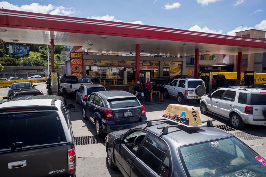 Venezolanos hacen largas colas por gasolina ante rumores de crisis en sector