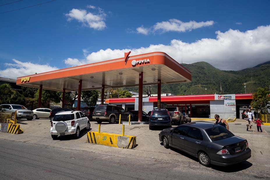 Venezolanos hacen largas colas por gasolina ante rumores de crisis en sector