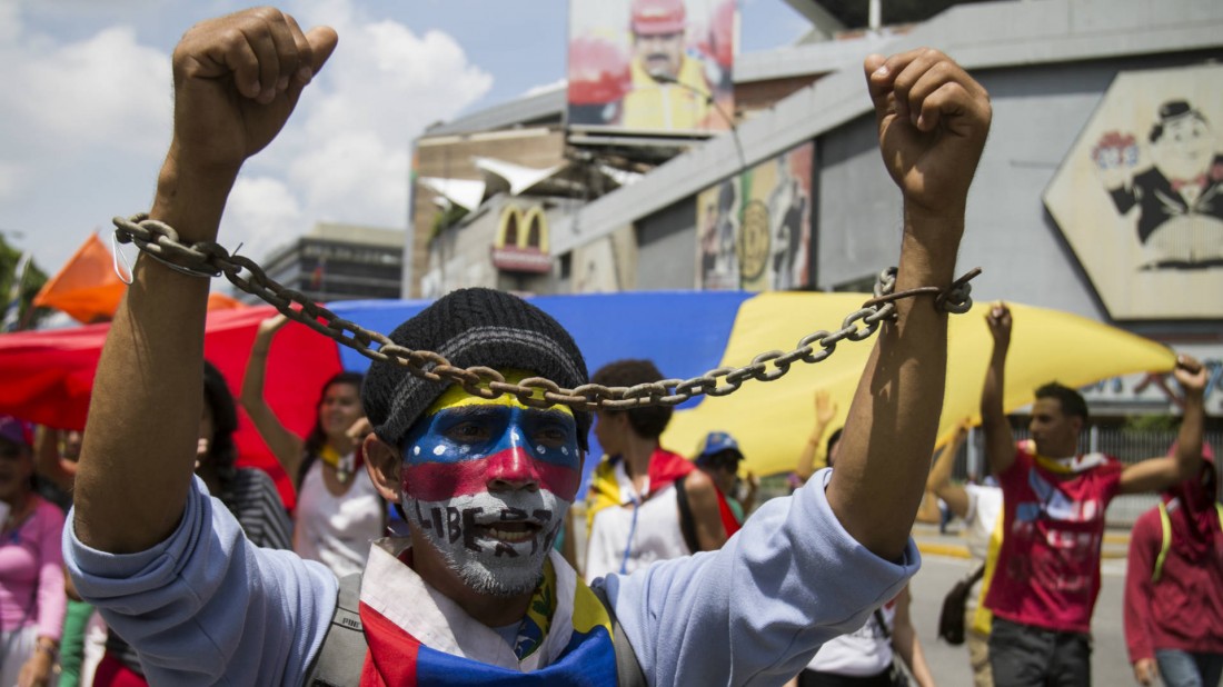 Este manifestante es un regular en las marchas de la oposición