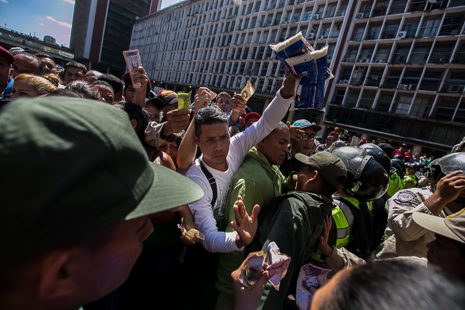 Plaza Caracas durante  el inicio de la Feria del Pescado en el Centro de Caracas el 27 de febrero de 2016. Tags: desabastecimiento, colas, comida, alimentos, hambre. 27022016-_MG_6400