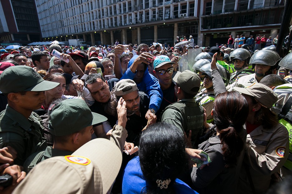 Plaza Caracas durante  el inicio de la Feria del Pescado en el Centro de Caracas el 27 de febrero de 2016. Tags: desabastecimiento, colas, comida, alimentos, hambre. 27022016-_MG_6410