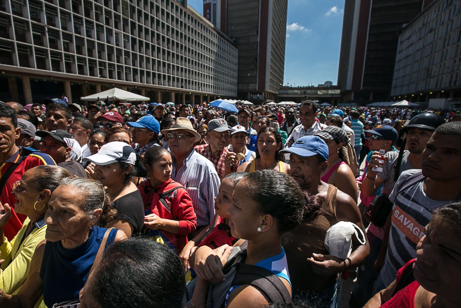 Plaza Caracas durante  el inicio de la Feria del Pescado en el Centro de Caracas el 27 de febrero de 2016. Tags: desabastecimiento, colas, comida, alimentos, hambre. 27022016-_MG_6426