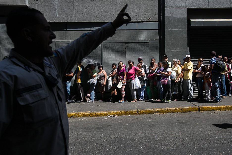 Plaza Caracas durante  el inicio de la Feria del Pescado en el Centro de Caracas el 27 de febrero de 2016. Tags: desabastecimiento, colas, comida, alimentos, hambre. 27022016-_MG_6547