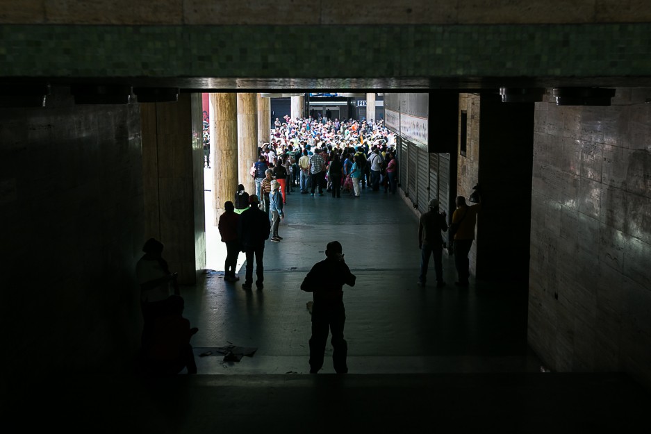 Plaza Caracas durante  el inicio de la Feria del Pescado en el Centro de Caracas el 27 de febrero de 2016. Tags: desabastecimiento, colas, comida, alimentos, hambre. 27022016-_MG_6556
