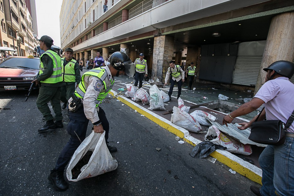 Plaza Caracas durante  el inicio de la Feria del Pescado en el Centro de Caracas el 27 de febrero de 2016. Tags: desabastecimiento, colas, comida, alimentos, hambre. 27022016-_MG_6576