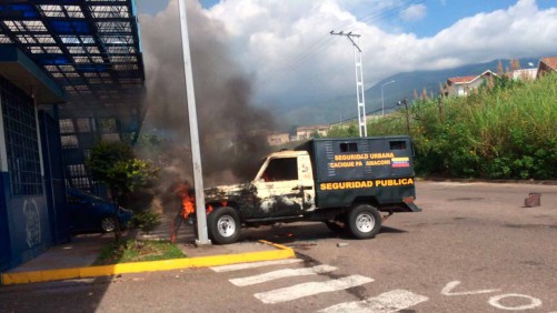 Queman vehículo de la GNB 