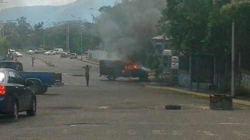 Queman vehículo de la GNB 