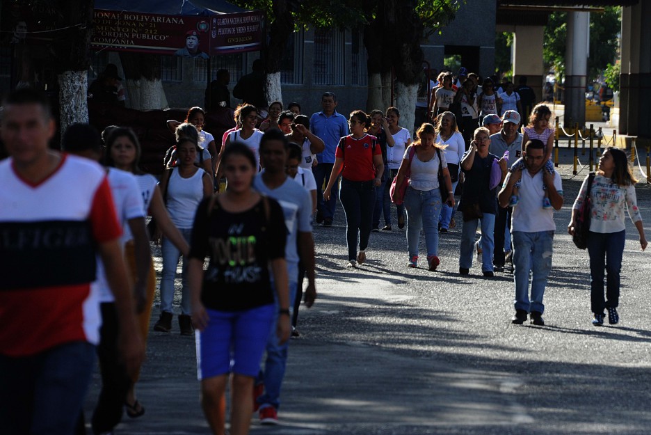 MULTITUD DE VENEZOLANOS CRUZA FRONTERA CON COLOMBIA POR ALIMENTOS Y MEDICINAS