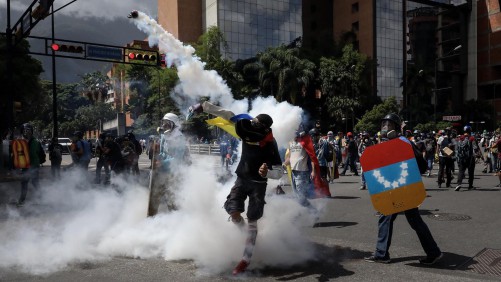 OPOSICIÓN VENEZOLANA MARCHA AL MINISTERIO PÚBLICO PARA DAR APOYO A LA FISCAL
