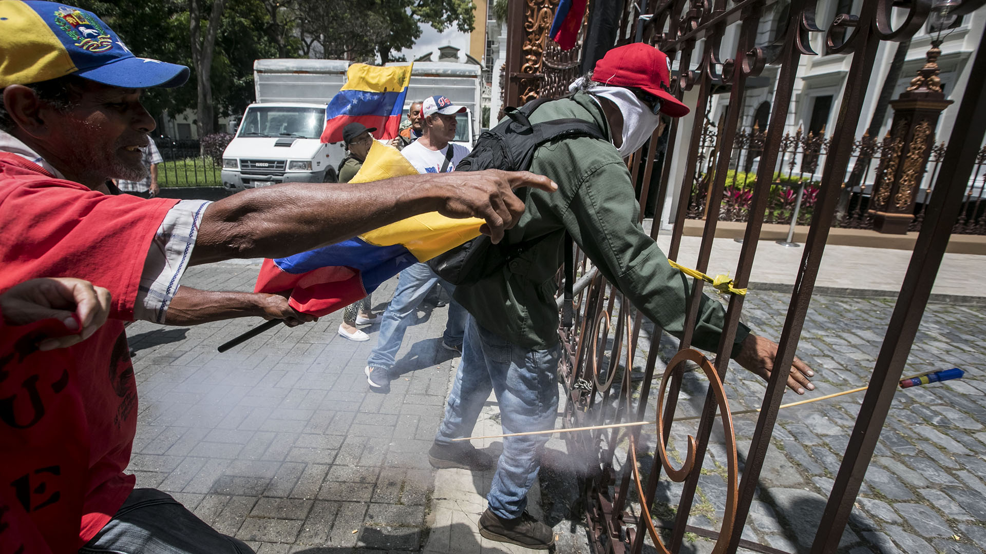 Grupos chavistas irrumpen en el Parlamento venezolano y hieren a diputados