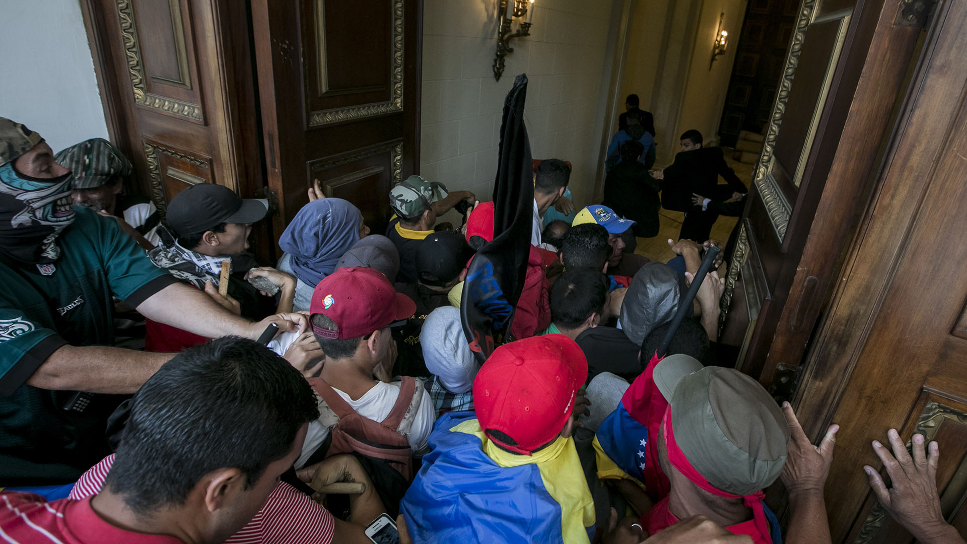 Grupos chavistas irrumpen en el Parlamento venezolano y hieren a diputados