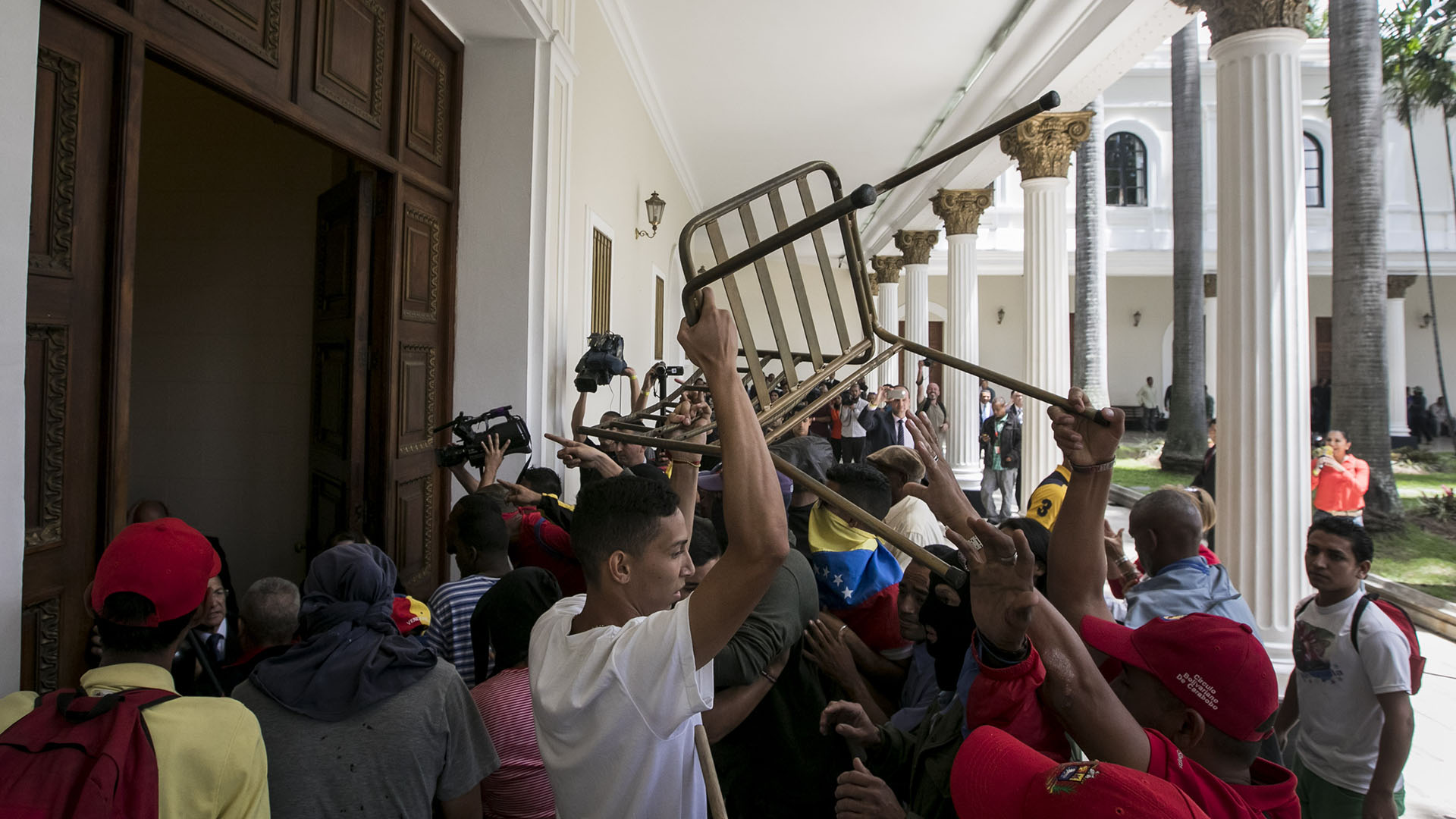 Grupos chavistas irrumpen en el Parlamento venezolano y hieren a diputados