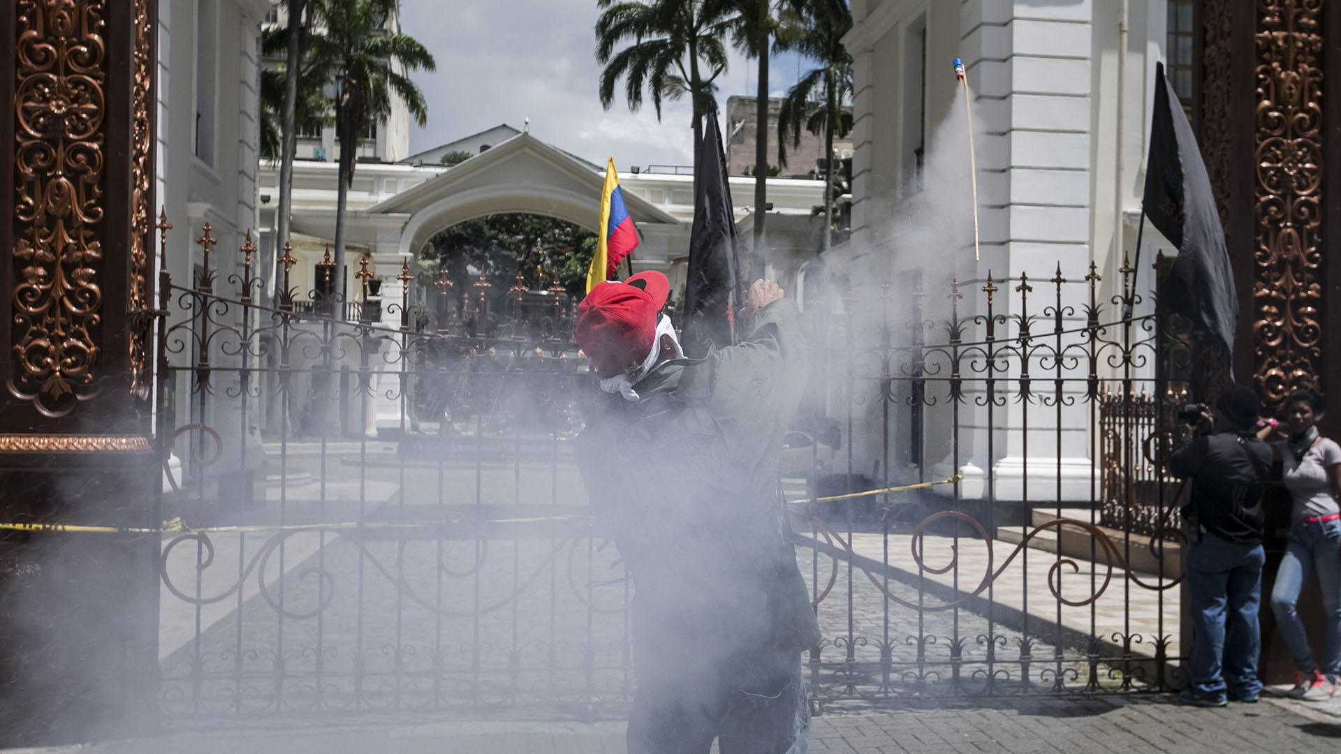Grupos chavistas irrumpen en el Parlamento venezolano y hieren a diputados