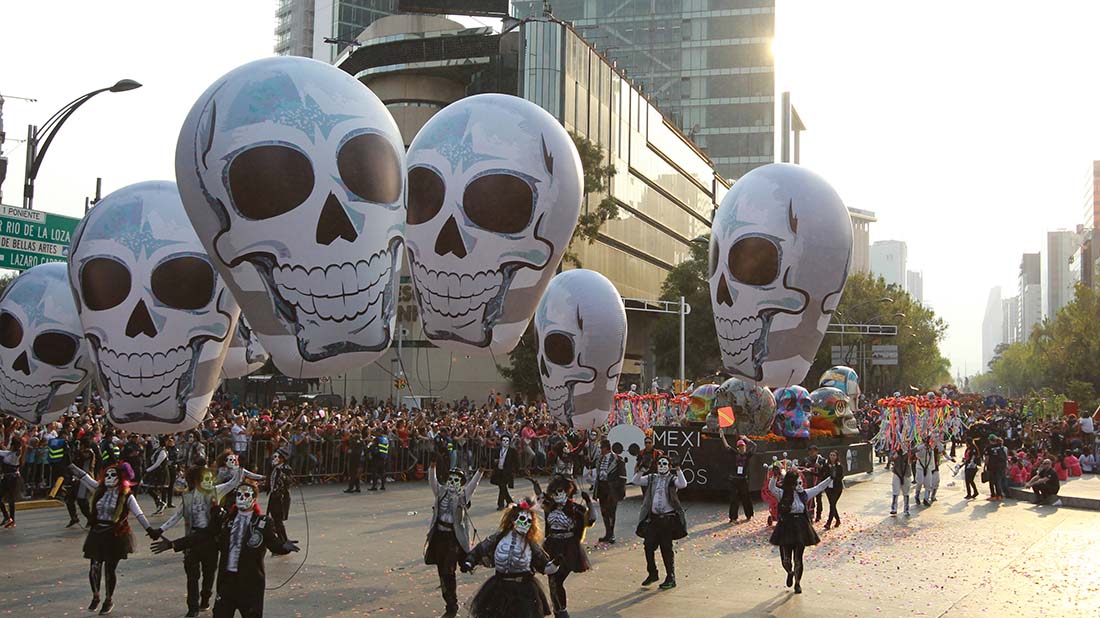 La muerte se pasea por Ciudad de México en un desfile multitudinario