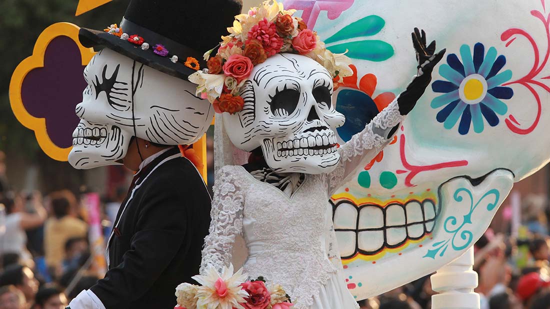 La muerte se pasea por Ciudad de México en un desfile multitudinario