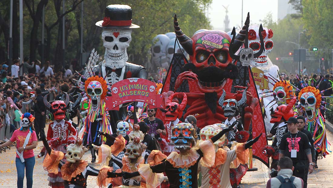La muerte se pasea por Ciudad de México en un desfile multitudinario