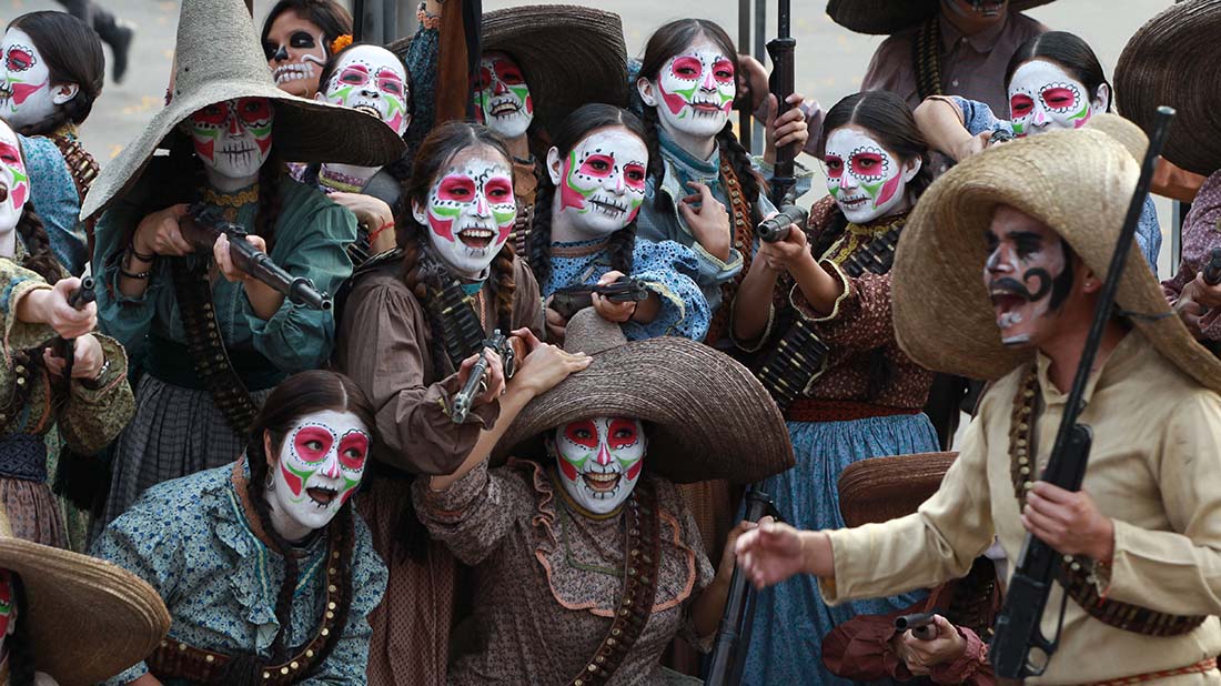 La muerte se pasea por Ciudad de México en un desfile multitudinario