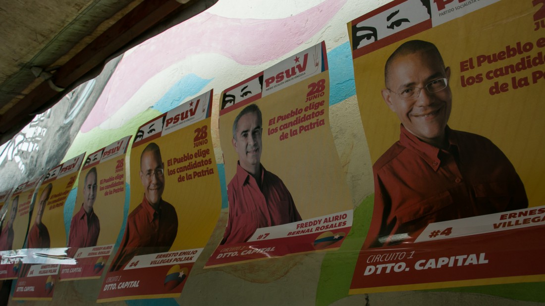 Candidato al circuito 1, Ernesto Villegas. Elecciones internas PSUV - Parque del Oeste, liceo  Miguel Antonio Caro, Catia, Caracas. 28 de junio de 2015. Fabiola Ferrero | Ee