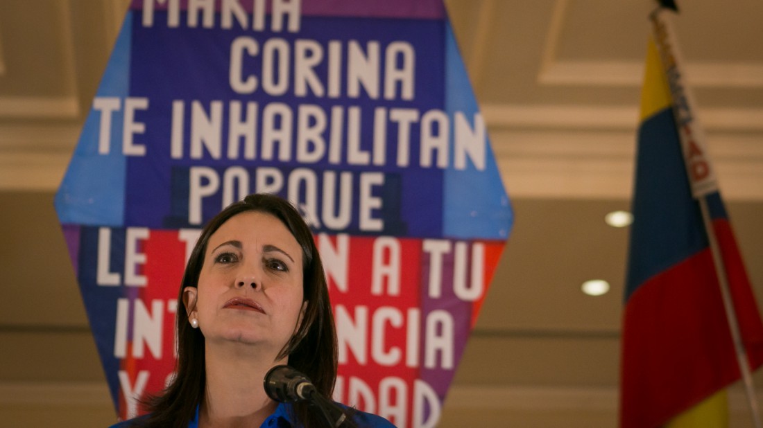La diputada destituida de la AN, María Corina Machado, habla durante una rueda de prensa el 15 de julio de 2015 en Caracas. / Fabiola Ferrero | Ee