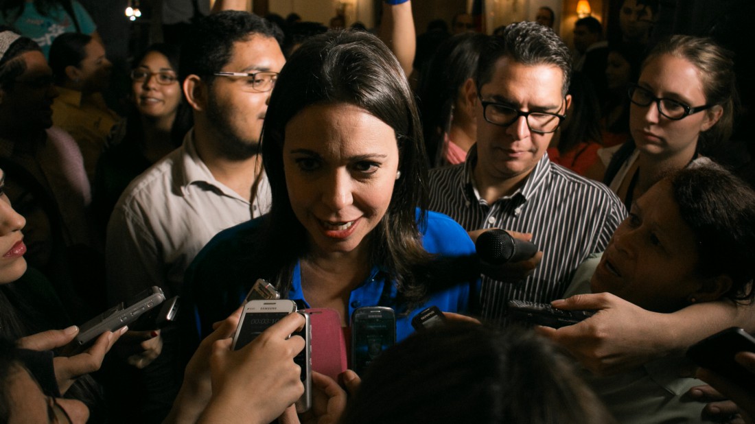 La diputada destituida de la AN, María Corina Machado, habla durante una rueda de prensa el 15 de julio de 2015 en Caracas. / Fabiola Ferrero | Ee