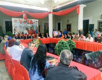 Al fondo la propaganda politica instalada en la residencia de Gobernadores