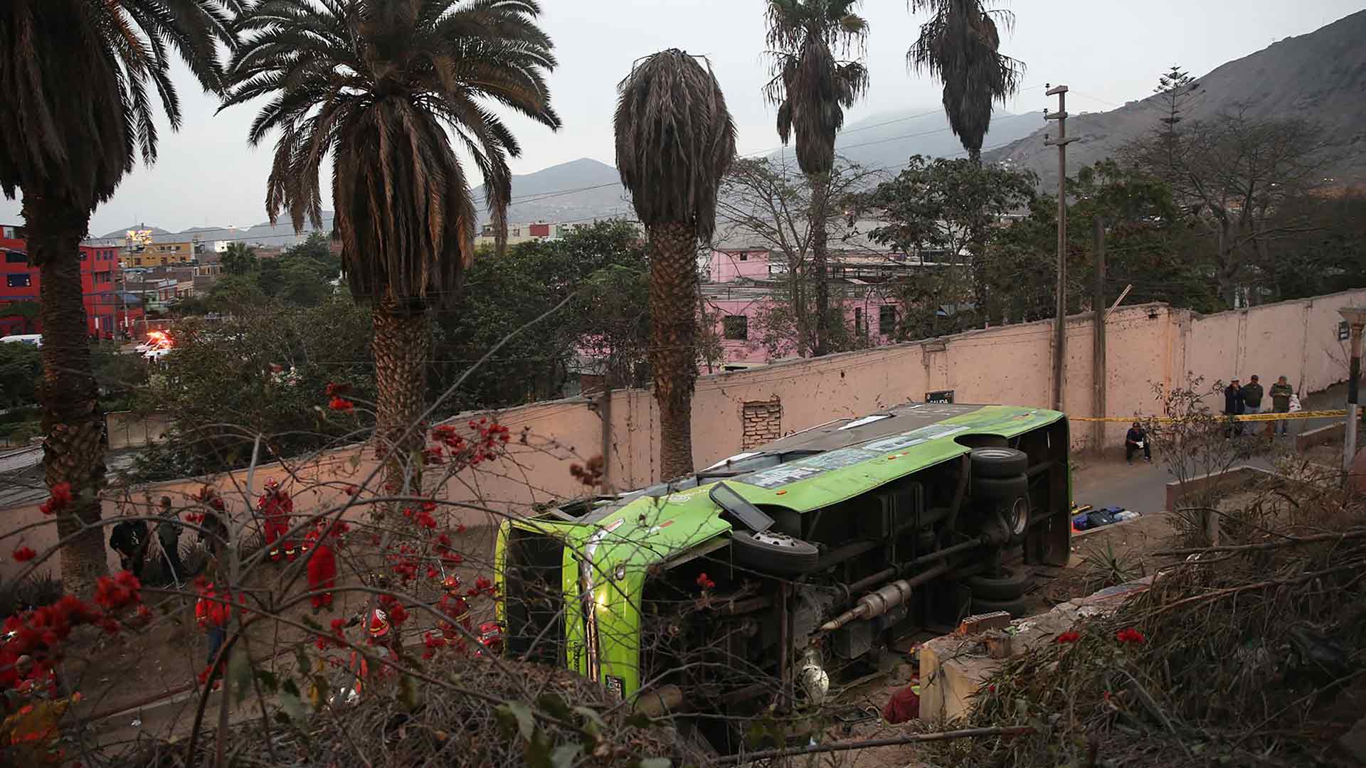 Autobús-volcado-Lima-2