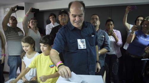 Oposición venezolana afirma que participación en referendo supera lo esperado