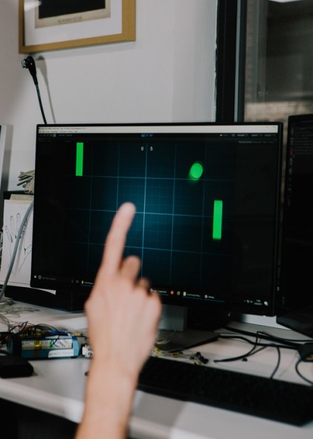 La prueba de que el brazalete puede usarse en un juego de computadora. 