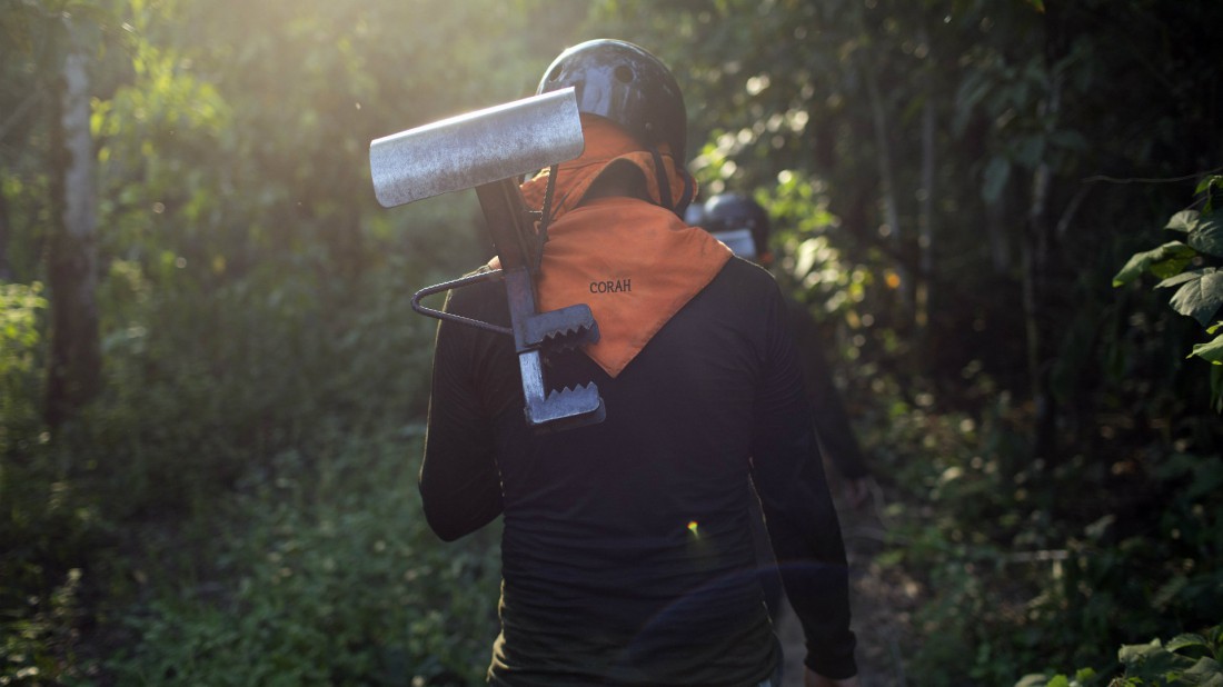 Un "erradicador" de cocaína vuelve a casa con el "cococho" guindado a la espalda. El cococho es la herramienta que usan para eliminar las plantaciones de cocaína. Los trabajadores pasan 8 días en la selva, y luego tienen 8 días libres. Foto por Rodrigo Abd.