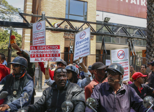Colectivos, amenaza contra lo que se mueva contra el gobierno