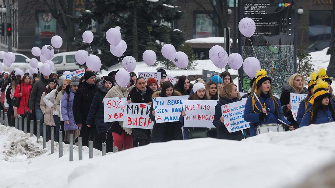 Feministas participan en una manifestación en Kiev