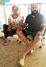 Decidieron encadenarse para pedir justicia por sus hijos detenidos en el helicoide