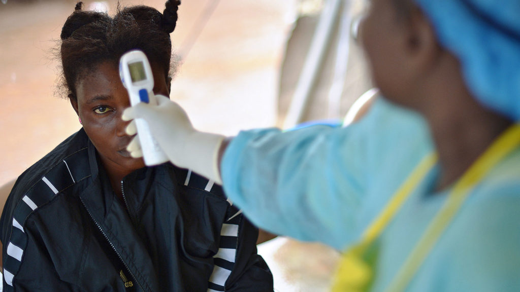 Medición de fiebre en uno de los puntos de control de ébola en África. Foto AFP / Archivo