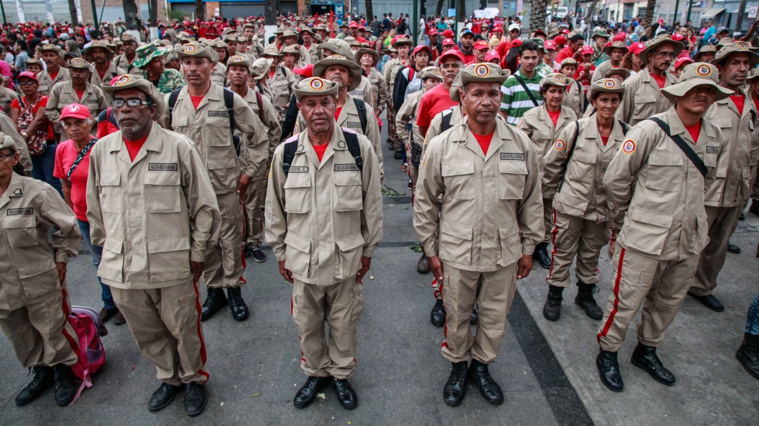 Milicianos hacen acto de presencia en la concentración oficialista 