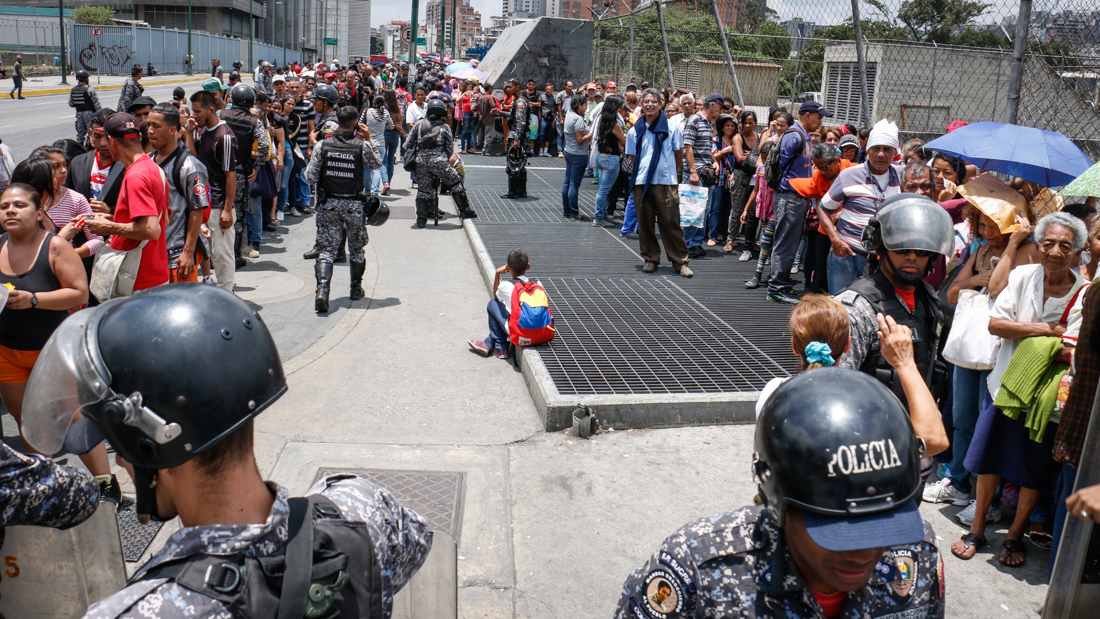 EE-Cola-bicentenario-plaza-venezuela-09.05.18-DanielH-9