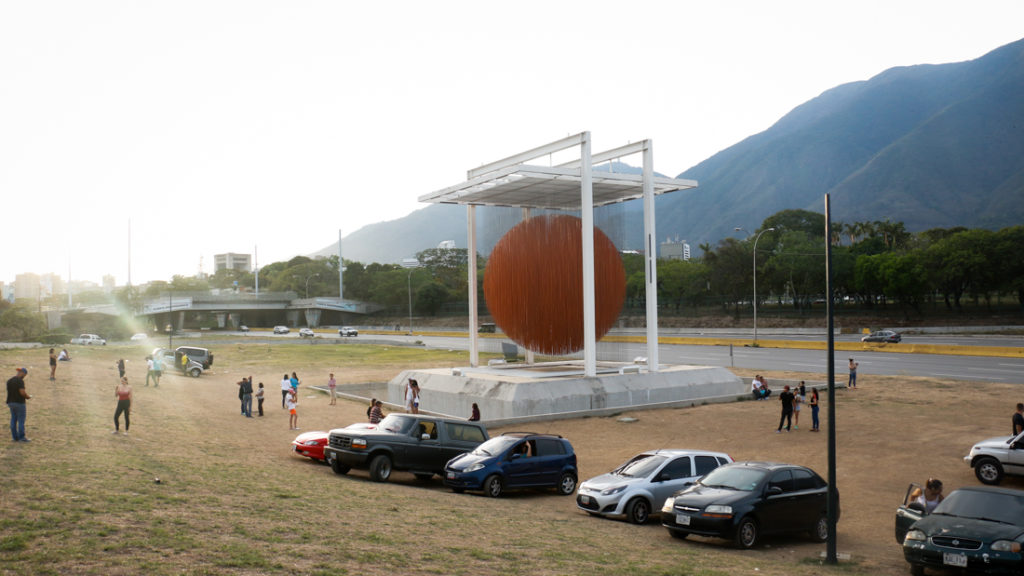 La esfera de Jesús Soto se volvió un punto de encuentros