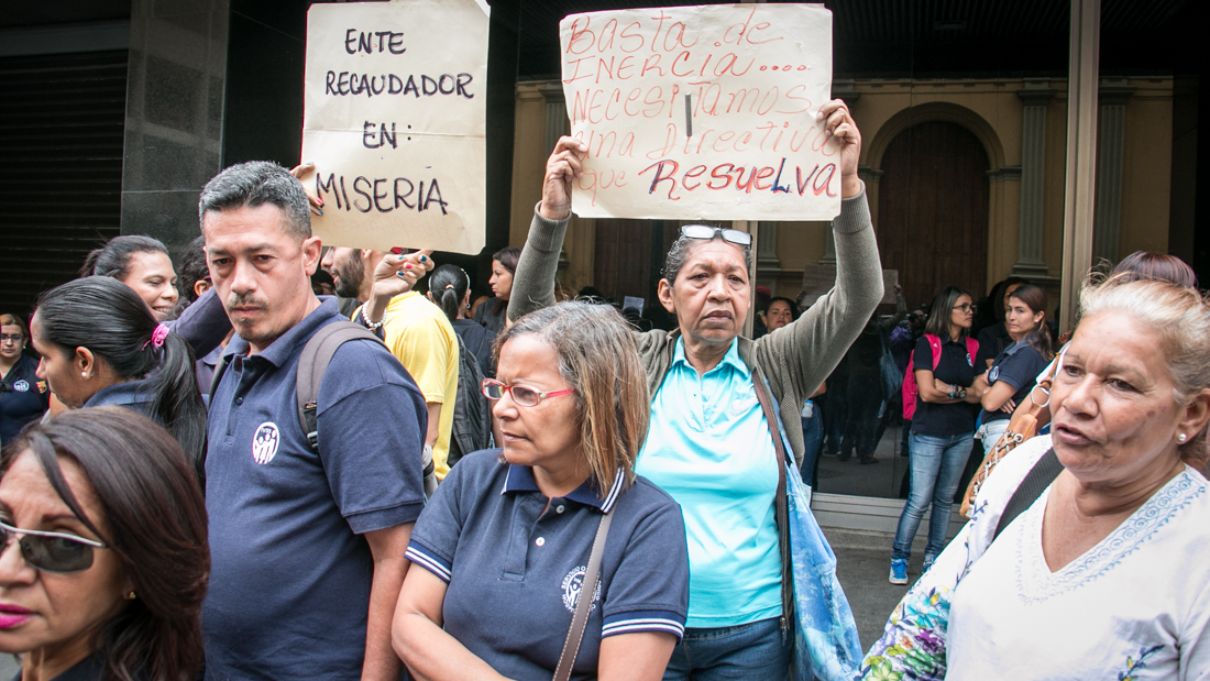 A pesar del acoso, trabajadores del IVSS protestan por sus derechos ...