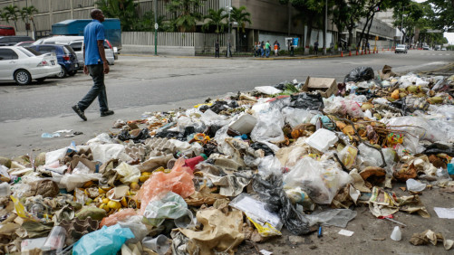 FOTOS | La basura gana espacios en las calles de Caracas | El Estímulo