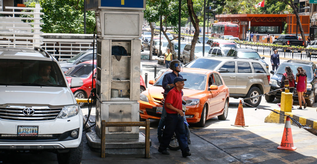 Valencia padece por largas colas para surtir gasolina