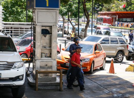 Valencia padece por largas colas para surtir gasolina