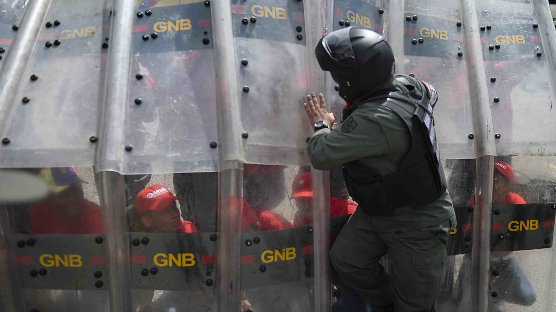 los milicianos durante una práctica de control del orden