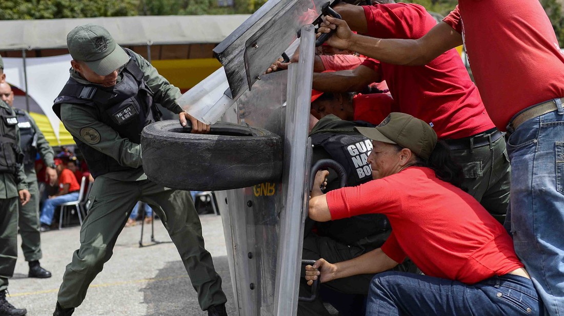 los milicianos se entrenan