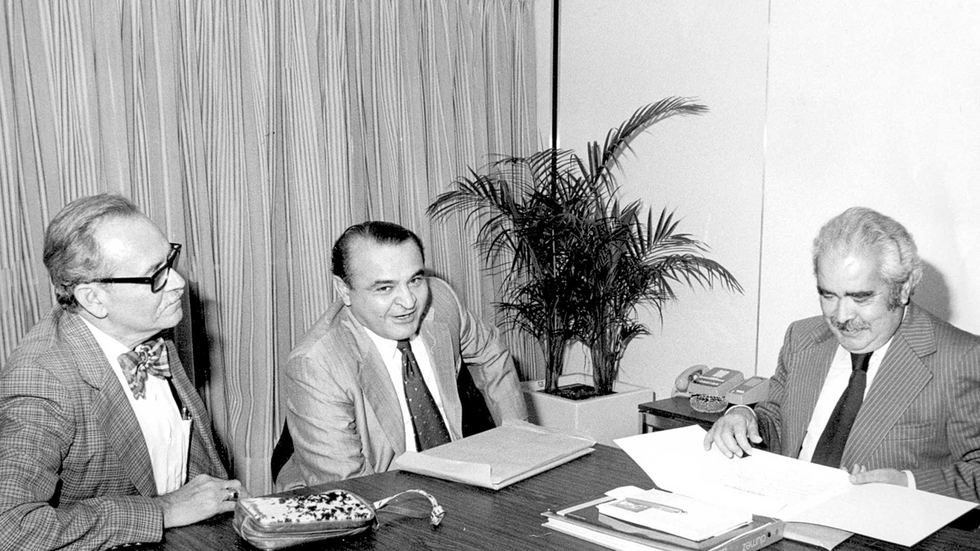 El-presidente-Luis-Herrara-Campíns-(der.)-en-compañía-del-poeta-Alí-Lameda-(centro)-y-del-poeta,-periodista-y-educador-Carlos-Gauna-(izq