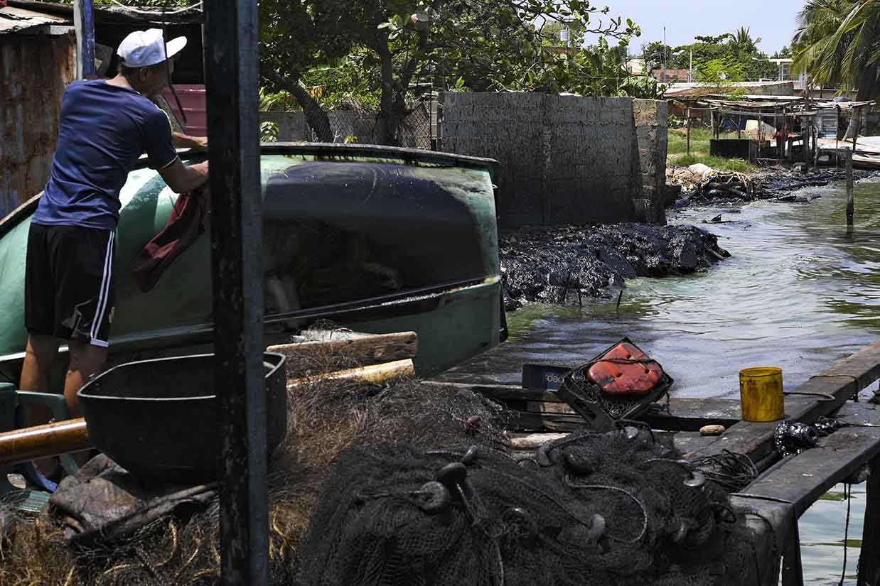 VENEZUELA-CRISIS-POLLUTION-MARACAIBO LAKE